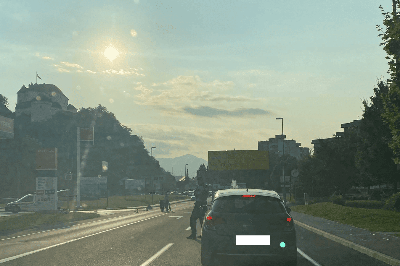 V Velenju trčili osebno vozilo in motorno kolo