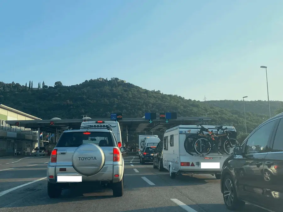 Na mejnih prehodih s Hrvaško nastajajo daljše čakalne dobe