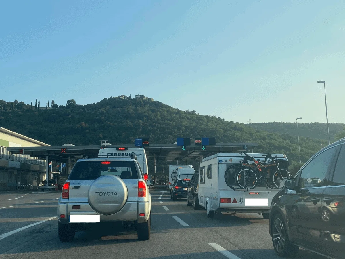 Na mejnih prehodih s Hrvaško nastajajo daljše čakalne dobe