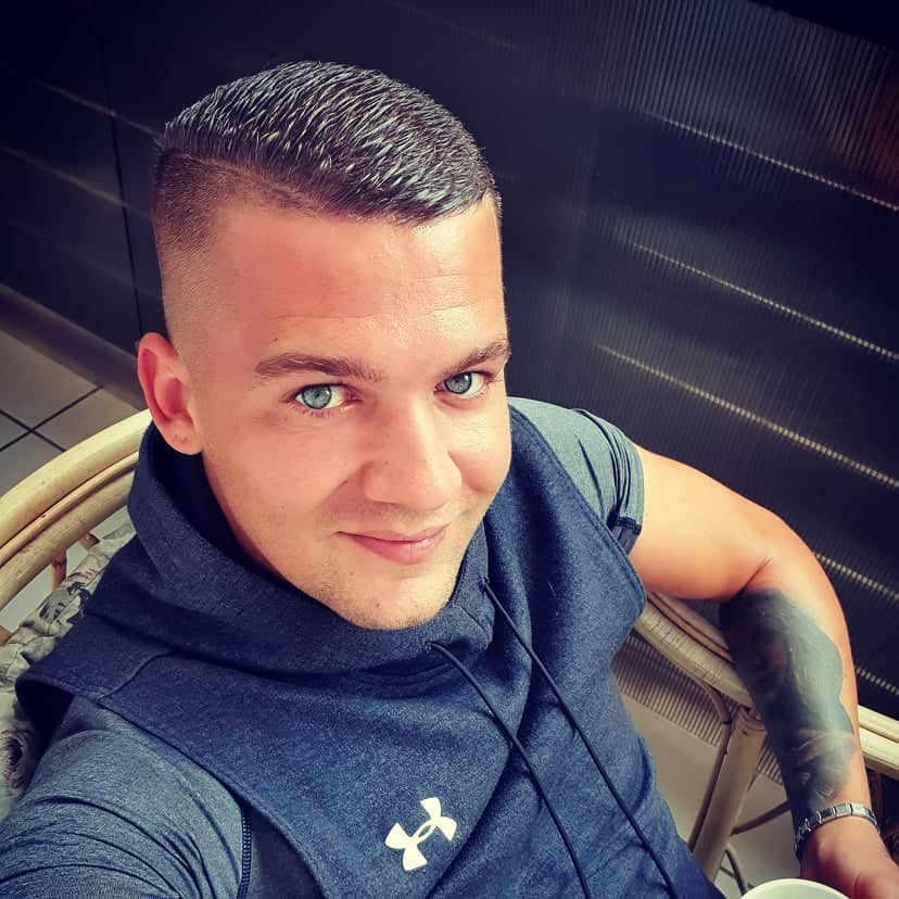 29-letnik svoj bon podaril družini v stiski za nakup učbenikov