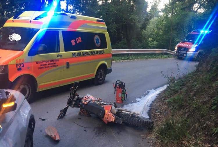 V Mislinji trčili osebno vozilo in motokrosist