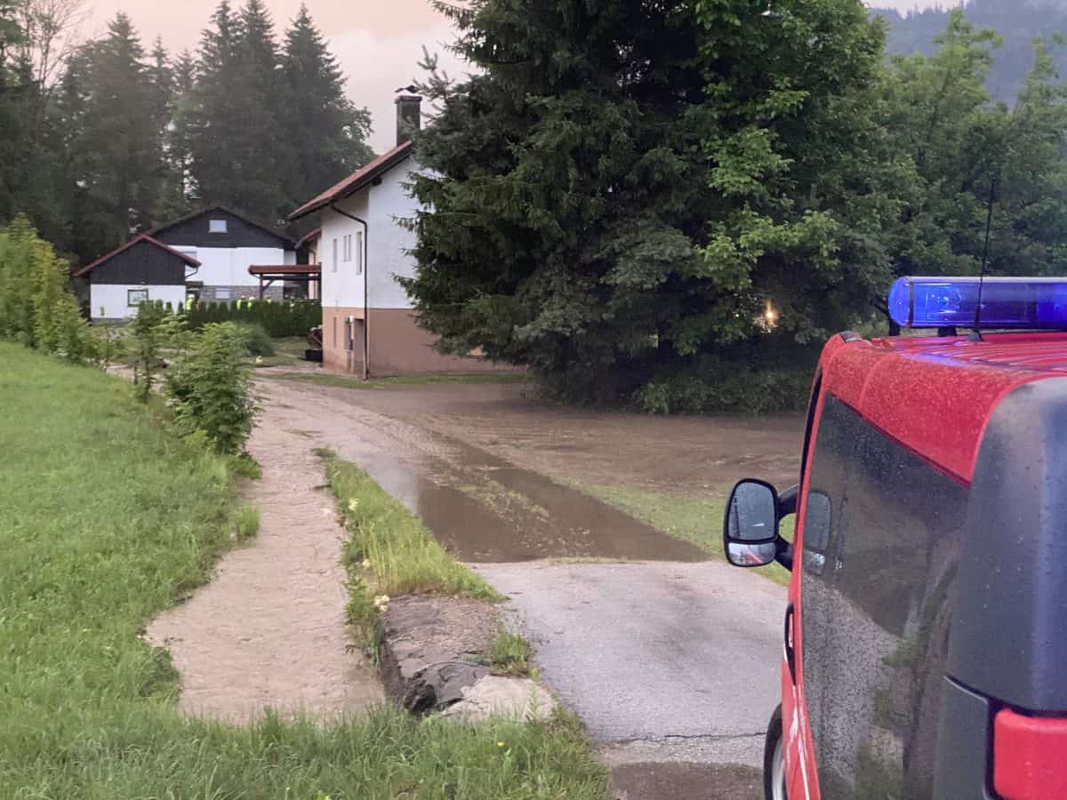 VIDEO in FOTO: Voda v Dovžah zalila stanovanjsko hišo