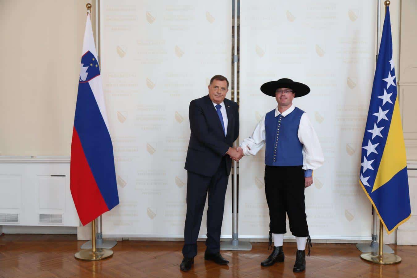Novi veleposlanik Slovenije v BiH akreditive predal v narodni noši iz Mežiške doline (FOTO)