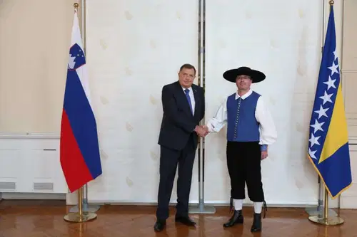 Novi veleposlanik Slovenije v BiH akreditive predal v narodni noši iz Mežiške doline (FOTO)
