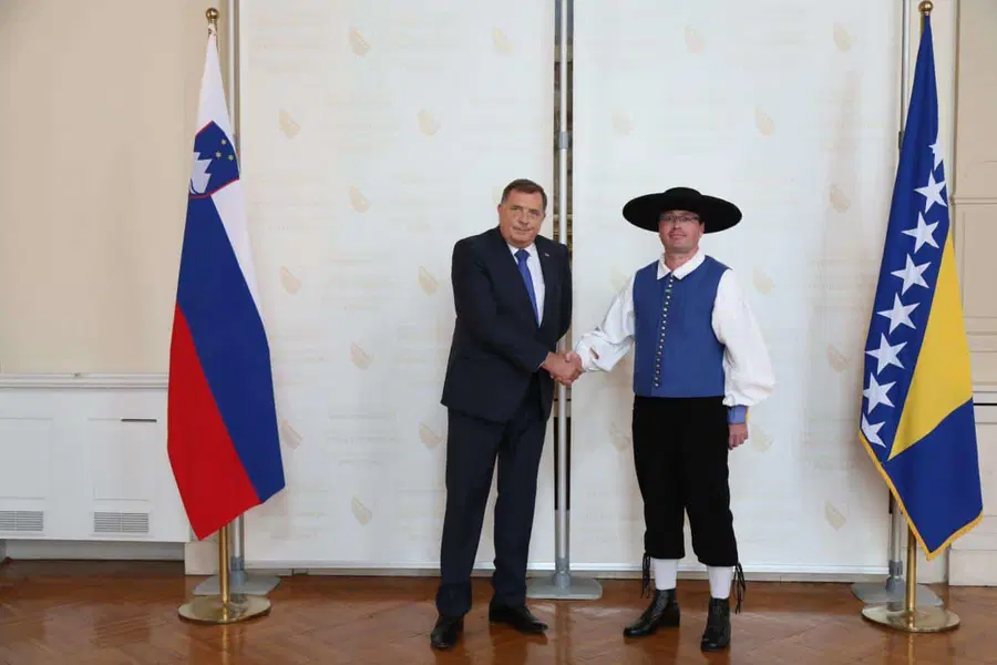 Novi veleposlanik Slovenije v BiH akreditive predal v narodni noši iz Mežiške doline (FOTO)