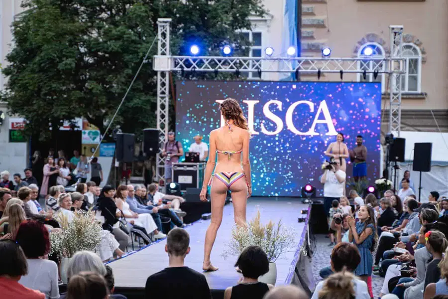 V Slovenj Gradcu številna množica navdušeno spremljala sinočnjo Modno revijo lokalov mestnega jedra (FOTO in VIDEO)