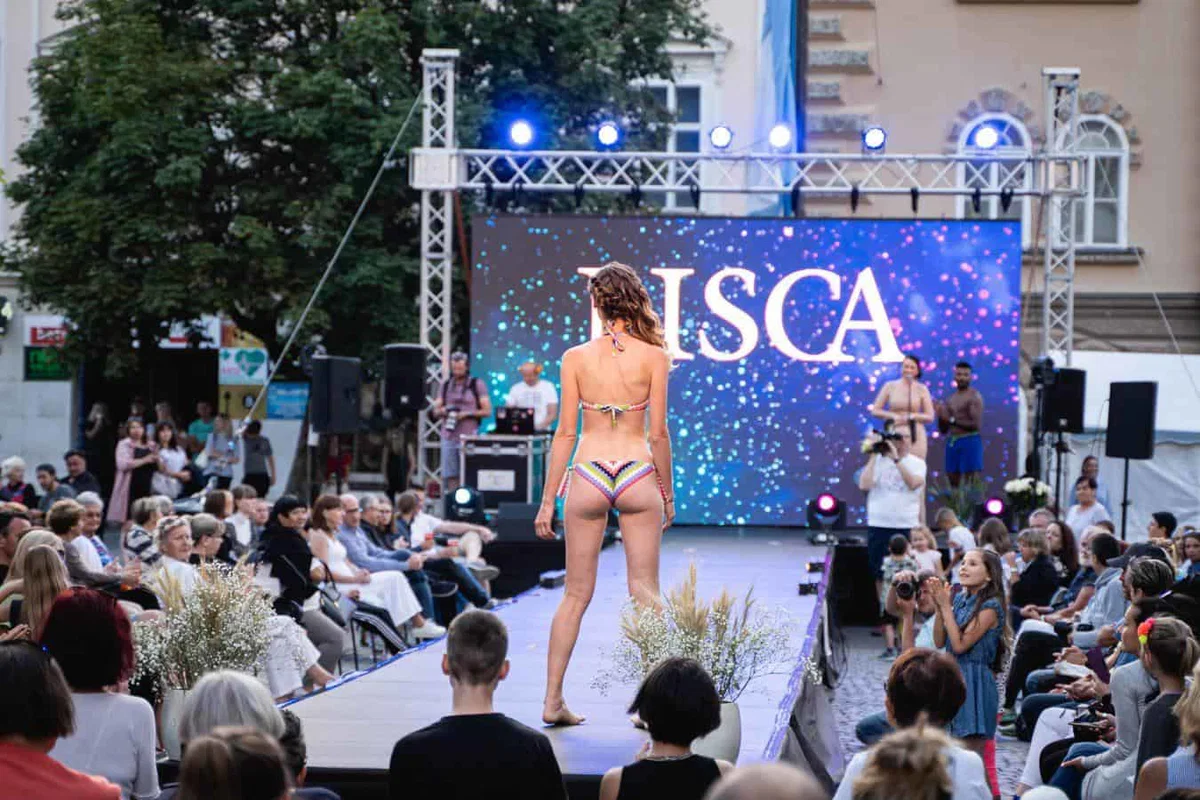 V Slovenj Gradcu številna množica navdušeno spremljala sinočnjo Modno revijo lokalov mestnega jedra (FOTO in VIDEO)