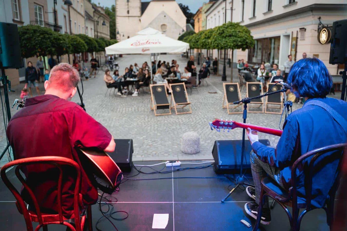 V Slovenj Gradcu številni obiskovalci uživali ob zvokih zasedbe Nage Babe in okusnih burgerjih (FOTO)
