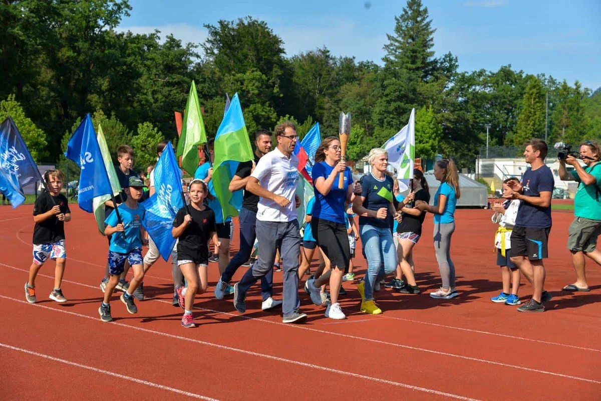 FOTOGALERIJA: Bakla danes po Mežiški dolini, pot zaključila na Ravnah
