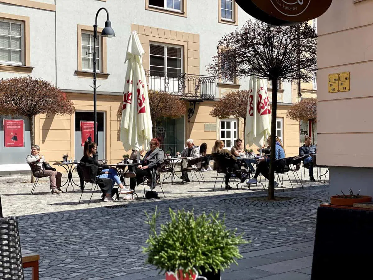 Izpolnjevanje pogoja PCT bodo morali od ponedeljka preverjati tudi gostinci