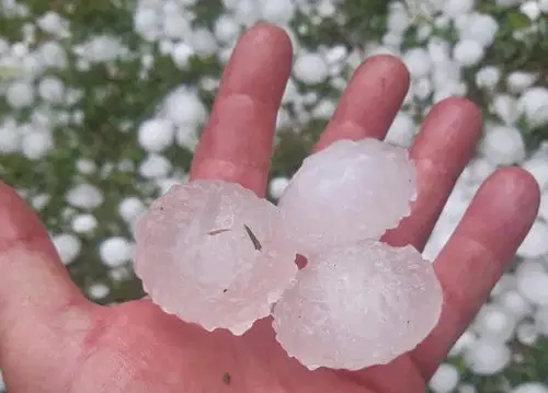 VIDEO in FOTO: Koroško zajelo neurje s točo. V Loverncu na Pohorju toča velika kot jajce