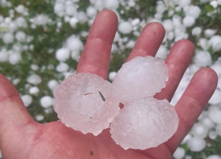 VIDEO in FOTO: Koroško zajelo neurje s točo. V Loverncu na Pohorju toča velika kot jajce