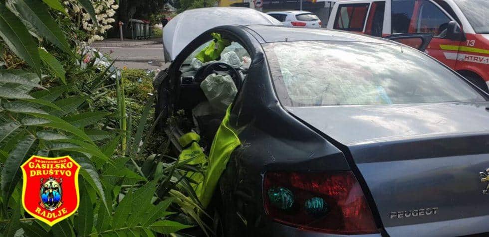 Prometna nesreča v Spodnji Vižingi, trije prepeljani v SB Slovenj Gradec