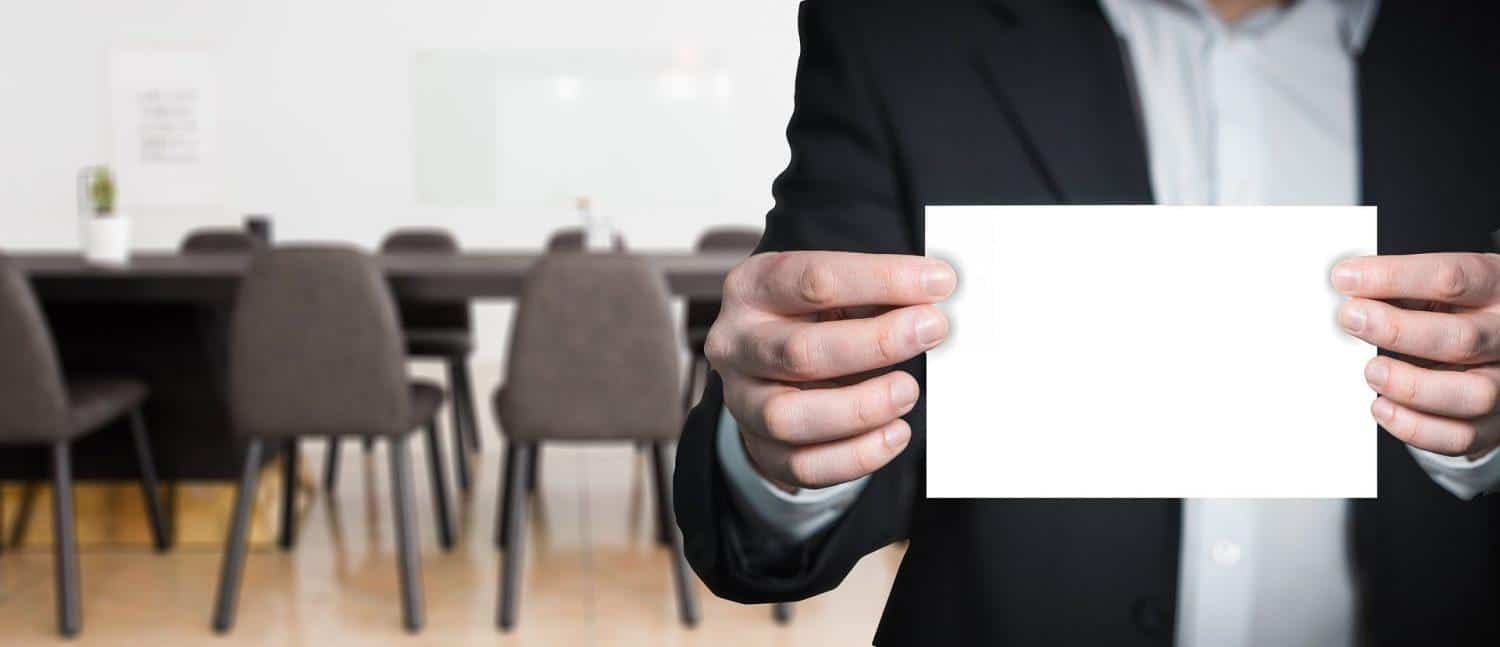 Objavljen nov pravilnik o omejitvah in dolžnostih uradnih oseb v zvezi s sprejemanjem daril