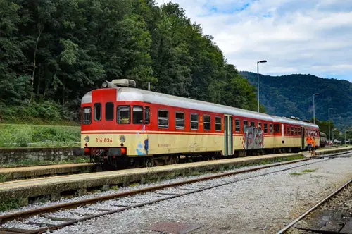 V trčenju z vlakom v bližini Ljubljane umrl kolesar