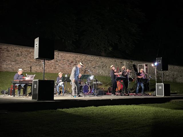 Na tretjem dvornem glasbenem večeru nastopila odlična skupina Satchmo dixie band