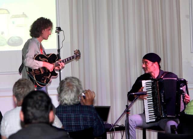 V dvorcu Bukovje v neverjetnem vzdušju potekal koncert Andreja Ofaka in Boruta Morija