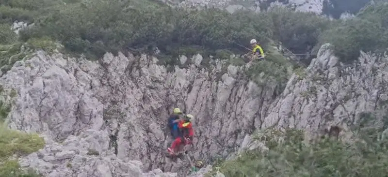 VIDEO: V tako težkih razmerah so reševalci v Kamniško-Savinjskih Alpah planinca rešili iz globokega brezna