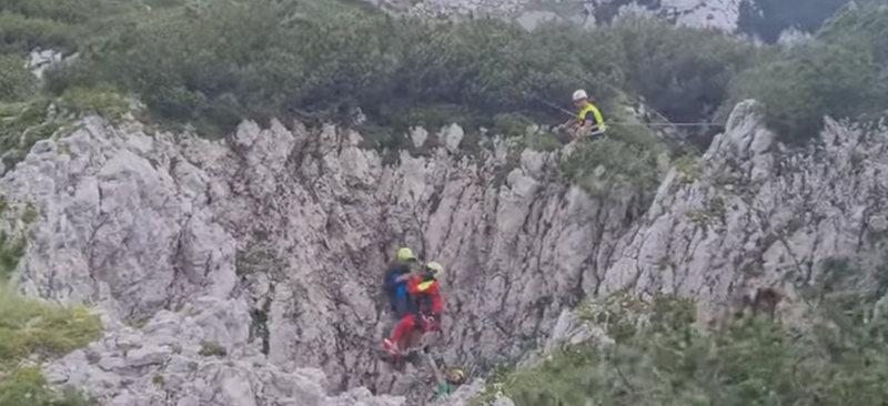 VIDEO: V tako težkih razmerah so reševalci v Kamniško-Savinjskih Alpah planinca rešili iz globokega brezna