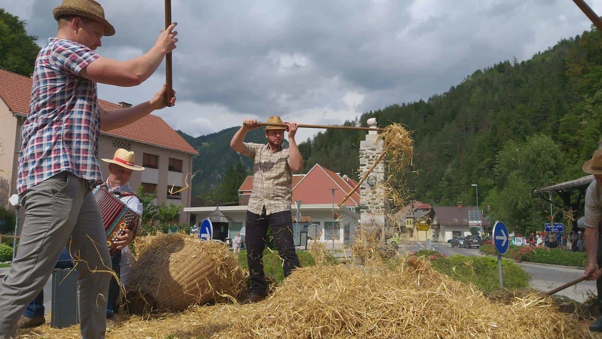 Nedelja v Črni minila v znamenju tradicionalne kmečke povorke (VIDEO in FOTO)