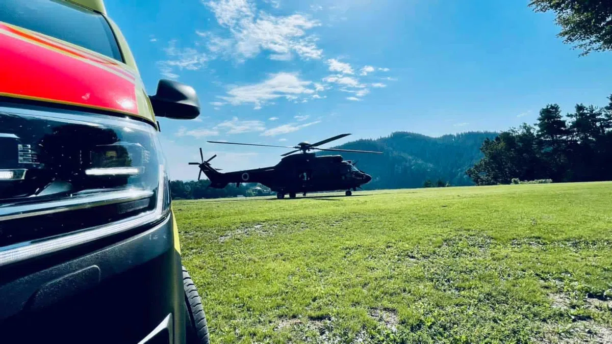 V Dravogradu trčili osebni vozili, v Slovenj Gradcu se je poškodoval kolesar, na Muti posredoval helikopter