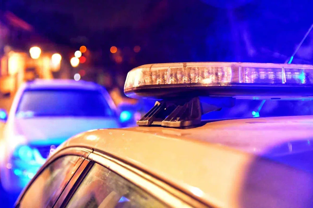 Opit 25-letnik brez vozniškega dovoljenja poškodoval policista, ko je čelno trčil v njun službeni avtomobil