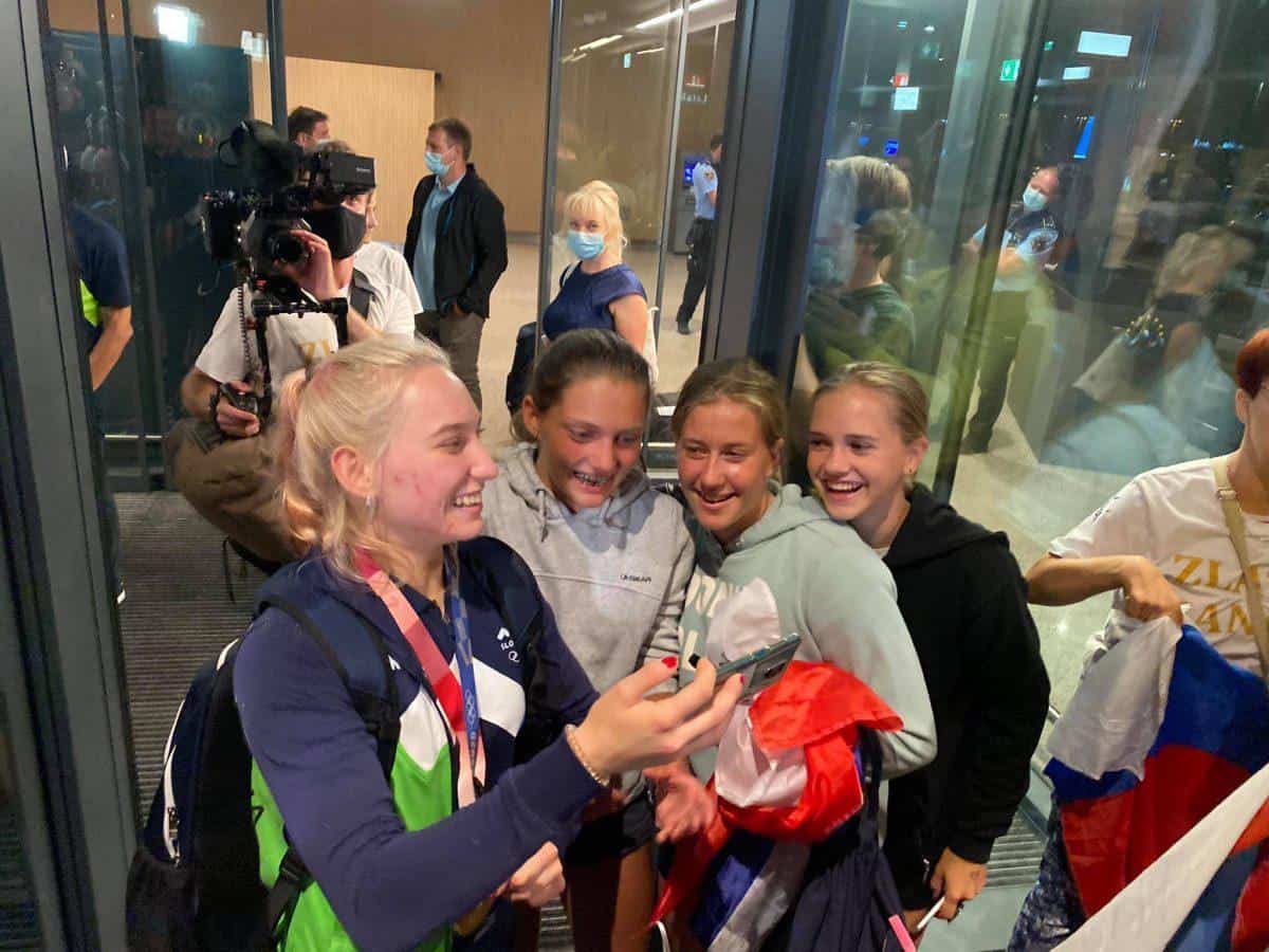 Noro vzdušje na Brniku. Zlato Janjo Garnbret pričakali tudi Korošci (VIDEO in FOTO)