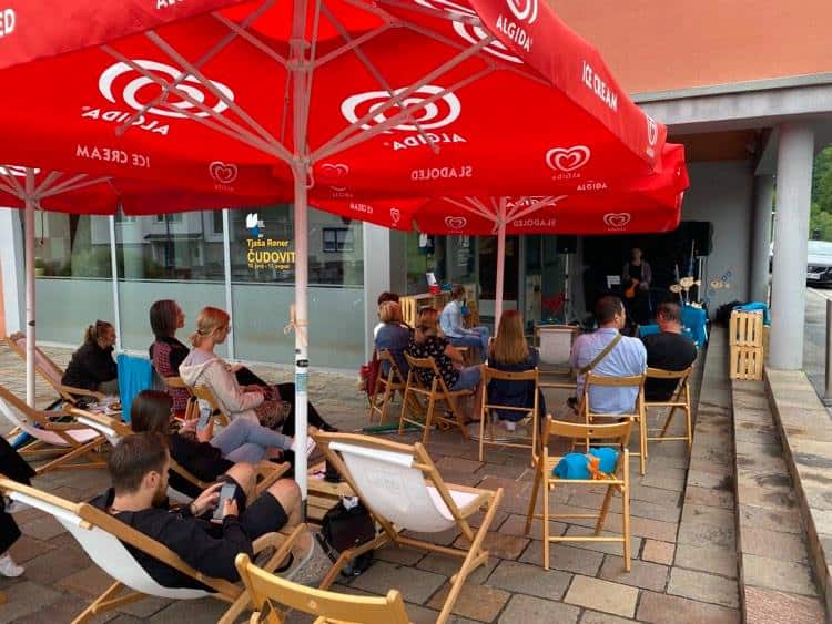 Za Mojco Kamnik na vrsti zasedba Nage Babe. V sredo na Ravnah tudi voden ogled razstave Tjaše Rener