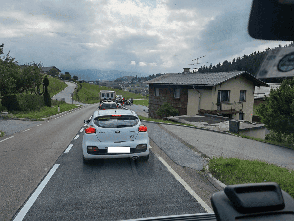V Starem trgu padel motorist in se poškodoval