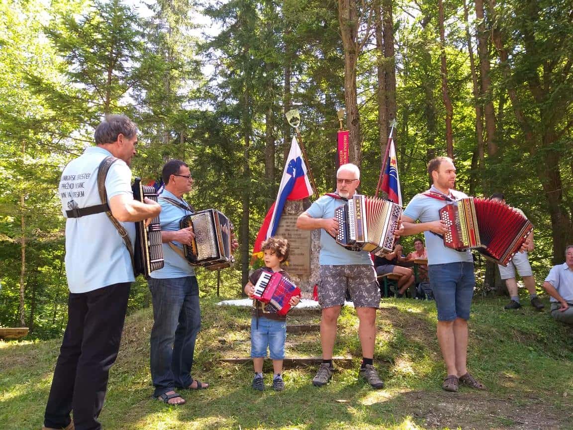 Pri spomeniku NOB na Štengah pod Peco se je zbralo okoli 60 pohodnikov (FOTO)