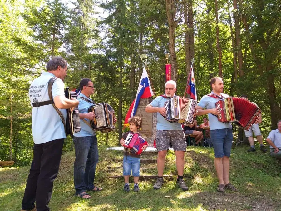 Pri spomeniku NOB na Štengah pod Peco se je zbralo okoli 60 pohodnikov (FOTO)