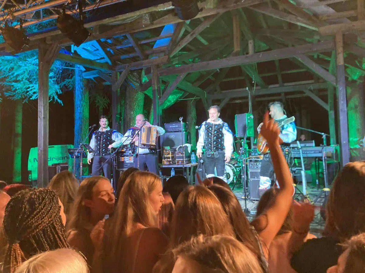 Včeraj na Ivarčkem jezeru množica obiskovalcev norela z Modrijani, v nedeljo pripravljajo nepozabno druženje za najmlajše (FOTO)