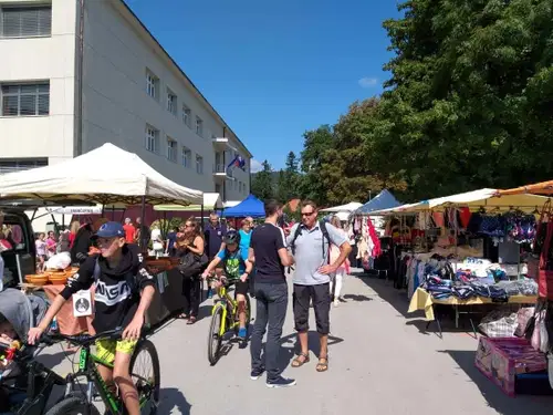 Dogajanje na Ravnah v polnem teku. V popoldanskih urah zabava z ansamblom Juhej