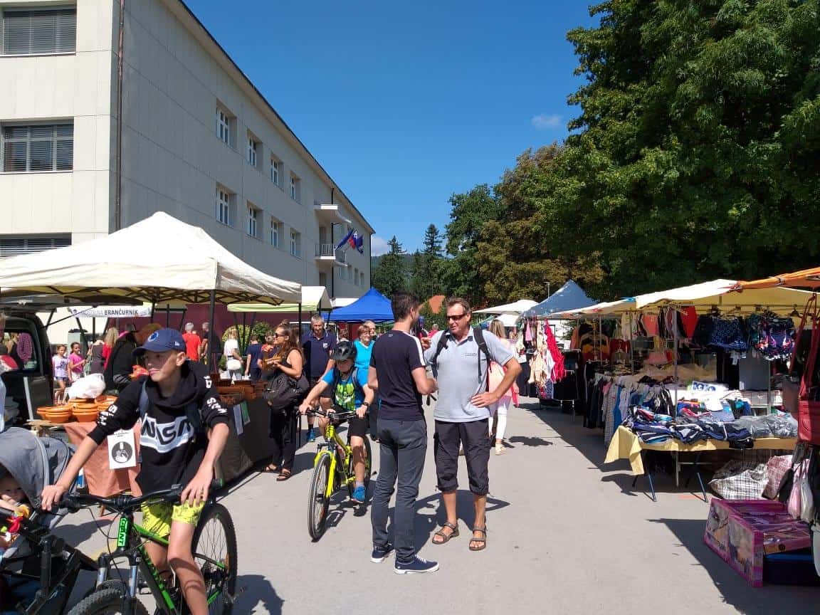 Dogajanje na Ravnah v polnem teku. V popoldanskih urah zabava z ansamblom Juhej