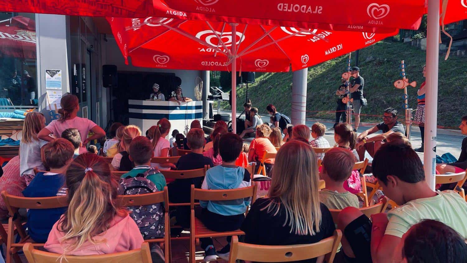 Kulturna plaža na Ravnah vabi k ustvarjanju, glasbenim nastopom in na razstavo. Poteka tudi Avguštinov sejem