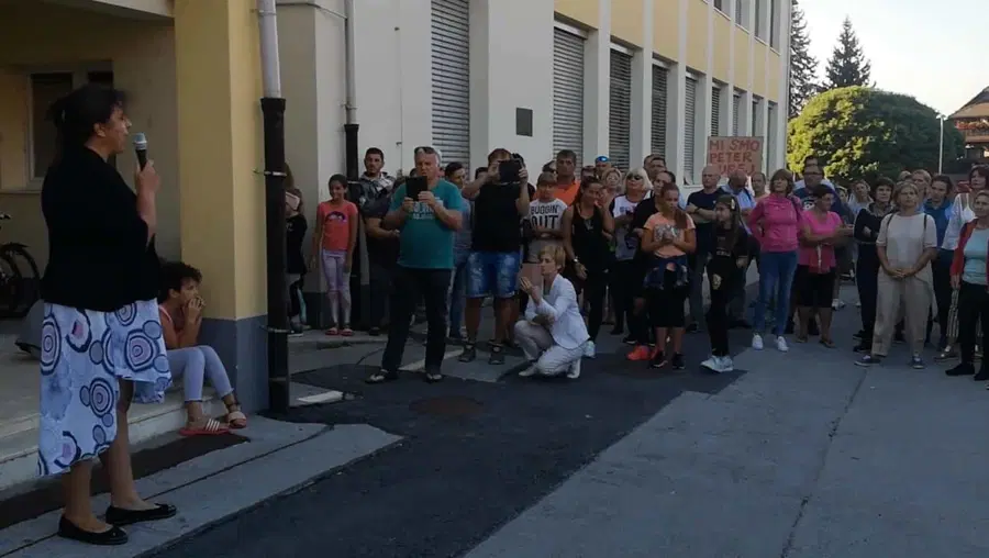 Svet zavoda preboldske šole ni odločal o razrešitvi ravnatelja Žureja. Pred šolo potekal protestni shod nasprotnikov cepljenja (VIDEO)