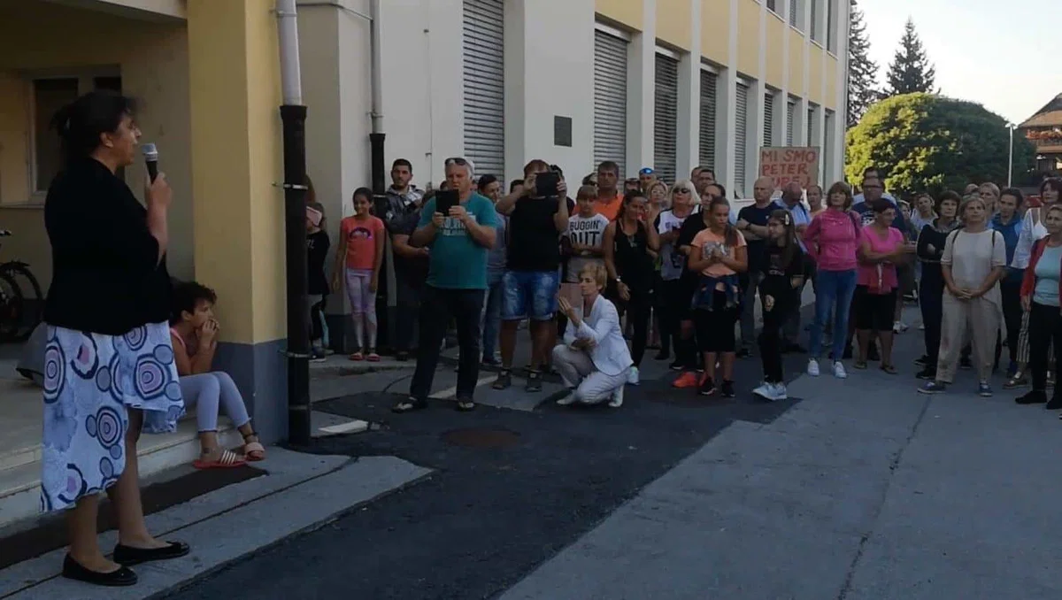 Svet zavoda preboldske šole ni odločal o razrešitvi ravnatelja Žureja. Pred šolo potekal protestni shod nasprotnikov cepljenja (VIDEO)