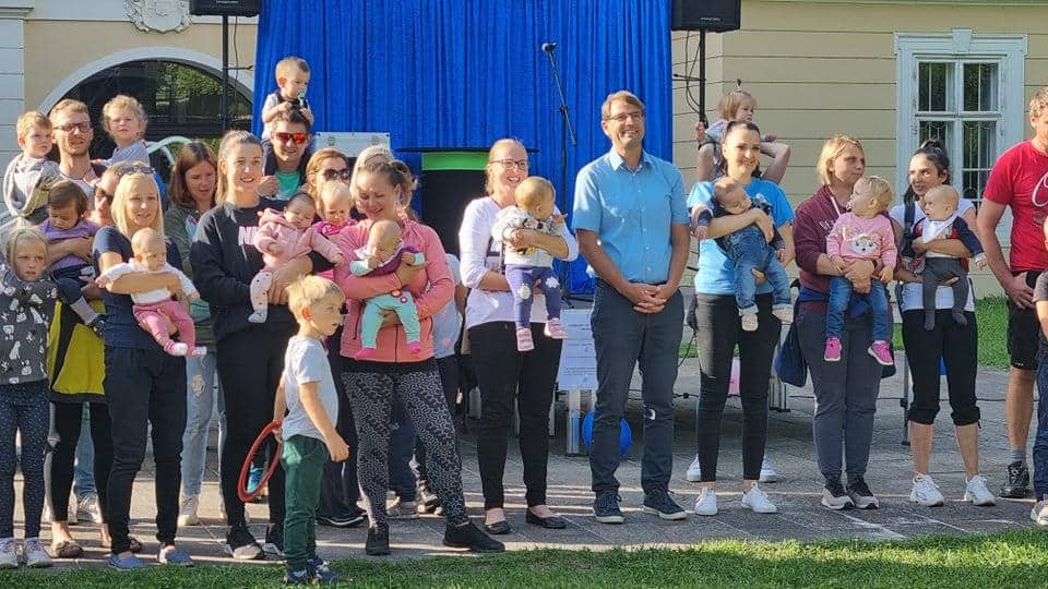 Ravenski župan prvič sprejel novorojenčke in njihove starše (FOTO)