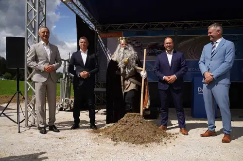 VIDEO: Začetek gradnje hitre ceste tudi na Koroškem. Danes simbolično zasadili prvo lopato