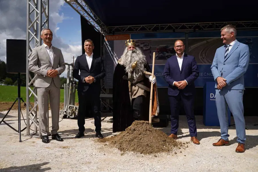 VIDEO: Začetek gradnje hitre ceste tudi na Koroškem. Danes simbolično zasadili prvo lopato