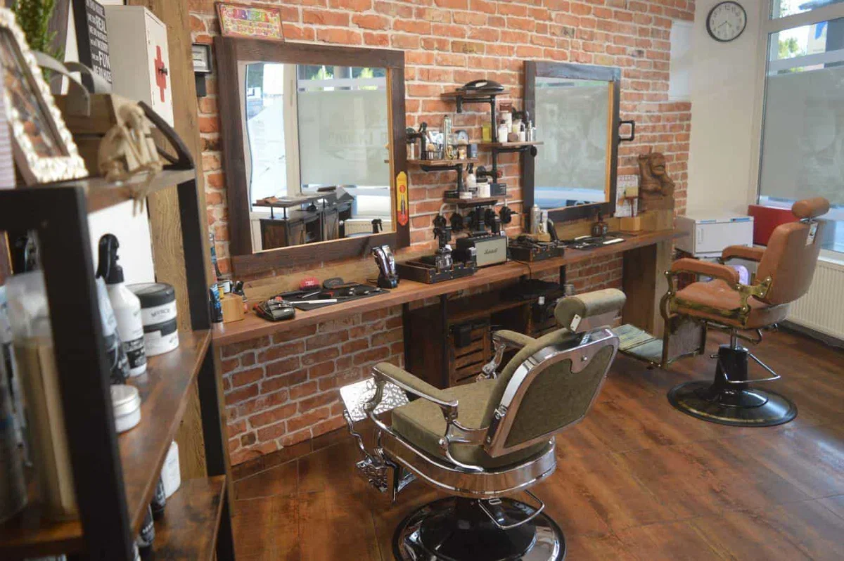 Novost na Ravnah: Prvi novodobni brivec na Koroškem, kjer se tradicija sreča s trendom