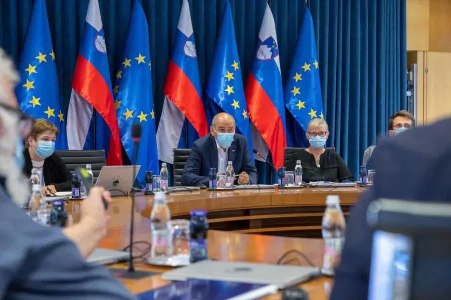 Precepljenost je za zaustavljanje različice delta prenizka. Janša: "Cepimo se in omogočimo normalno življenje in šolanje v jeseni"