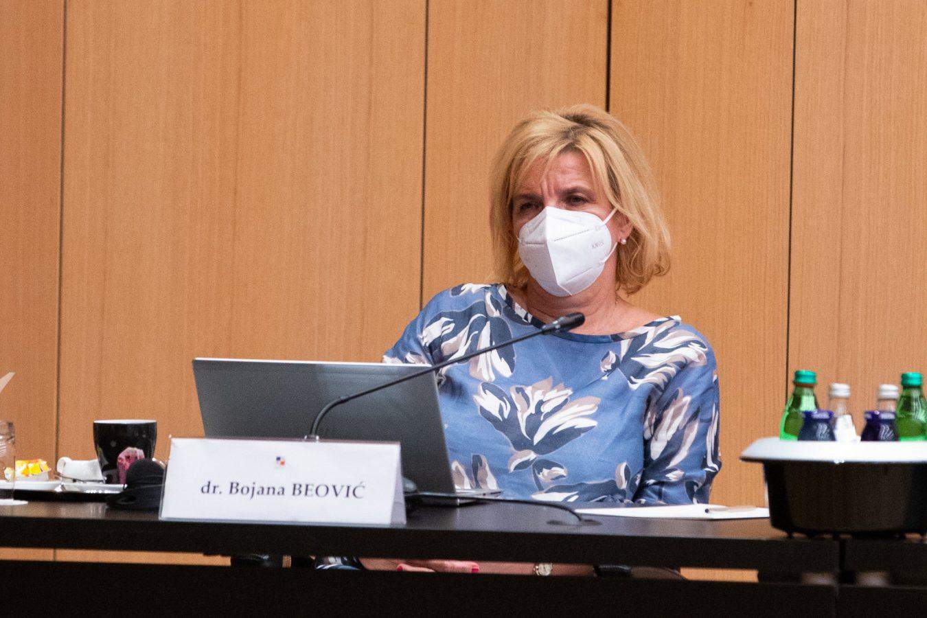 Beovićeva pojasnila, da PCT ostaja pogoj v šolah. Napovedala tudi uvedbo tretjega odmerka cepiva proti covidu-19