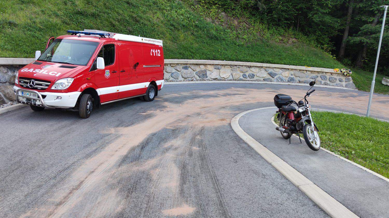 Na Prevaljah se je huje telesno poškodoval 74-letni voznik kolesa z motorjem. Do nesreče prišlo tudi v Laškem in Šoštanju