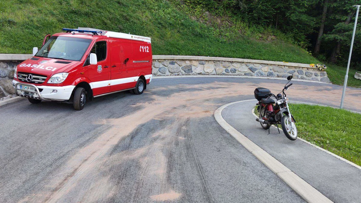 Na Prevaljah se je huje telesno poškodoval 74-letni voznik kolesa z motorjem. Do nesreče prišlo tudi v Laškem in Šoštanju