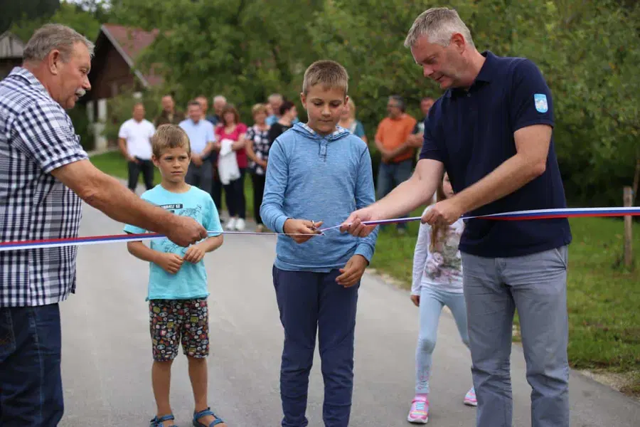 Ob prazniku vaške skupnosti Šmiklavž danes uradno namenu predali prenovljeno cesto (VIDEO in FOTO)