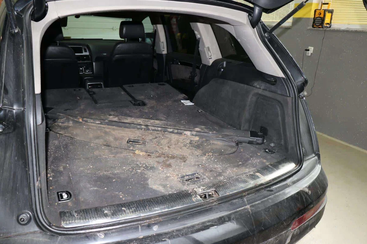 Policija išče voznika, ki je v osebnem vozilu prevažal 13 državljanov Pakistana