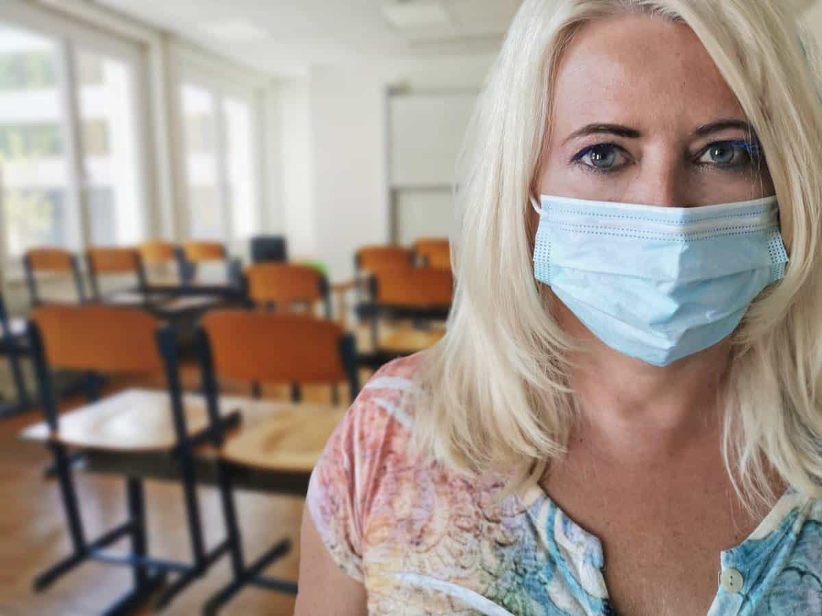 Po Štrukljevih besedah bi po neki "trdi razlagi", če zaposleni ne bo izpolnjeval enega od pogojev PCT, bil na koncu lahko tudi ob službo