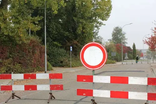 V Slovenj Gradcu se je porušil okoli 30-metrski zid. Cesta Gmajna-Stari trg- Kotlje je do preklica zaprta za ves promet