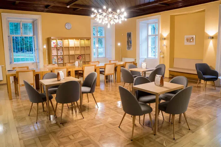 Novost na Ravnah. Vrata odprla Grajska časopisna kavarna Eleonora